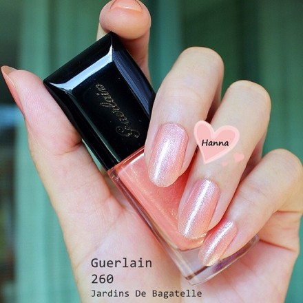 #NOTD: Guerlain 260 Jardins de Bagatelle 清透的粉色,带细密闪片,比较衬皮肤. 照片涂两层效果. http://t.cn/RvwJ9G4