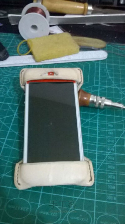 手造小物件iPhone5/5s手机套，网上看到的一个日本皮具品牌做得手机套，非常喜欢，尝试做了一个，感觉还行！分享自手工客：http://www.shougongke.com/course/25511.html