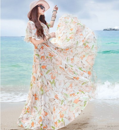 在清澈的海边会想着穿一袭长裙，它的颜色或许不怎么浓烈也不怎么鲜艳，不是时下流行的冰激凌色或者马卡龙，它只是像闲暇时候在素描本上的彩色铅笔涂鸦一样清浅，清浅却也栩栩如生。