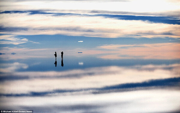 拍摄于玻利维亚的乌尤尼盐沼（Salar de Uyuni），这是一片地表有几厘米深的水覆盖的广阔平原，完全没有风，天空的景象完美的倒映在地面之上，这里是世上最大的盐沼，而Michael也认为这里是世上最美丽地方