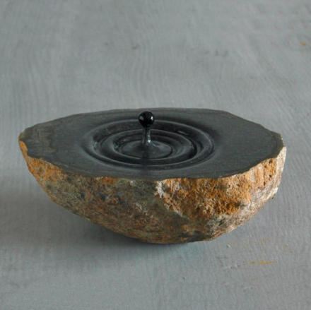 日本艺术家伊藤弘利（ITO Hirotoshi）的石雕艺术，她在住所附近的河边找的石头进行雕刻和装饰，其作品最大限度的保留石头的原始外观，并呈现独特的结构和幽默感... 【相关推荐：http://weibo.com/3931672306/B0L91CDnq 】