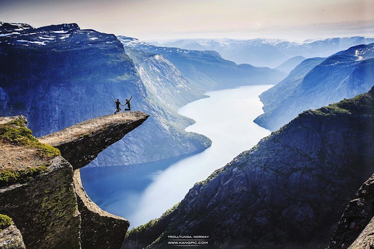 Trolltunga是一块“神奇”的岩石，位于挪威的Skjeggedal山。由于岩体伸出山崖很远，因其形似，又被称作“恶魔之舌”。这块岩石是许多户外爱好者的神往之地，人们可以选择坐缆车到达950米的地方，然后通过台阶或登山小道攀爬到岩石上。挪威徒步爱好者协会在附近建有小木屋，徒步爱好者可以在此休憩一晚，再开始前往Hårteigen等地的徒步之旅。