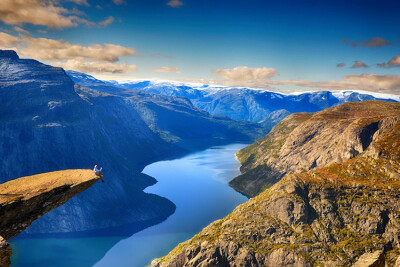 Trolltunga是一块“神奇”的岩石，位于挪威的Skjeggedal山。由于岩体伸出山崖很远，因其形似，又被称作“恶魔之舌”。这块岩石是许多户外爱好者的神往之地，人们可以选择坐缆车到达950米的地方，然后通过台阶或登山…