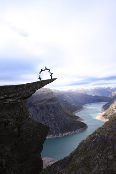 Trolltunga是一块“神奇”的岩石，位于挪威的Skjeggedal山。由于岩体伸出山崖很远，因其形似，又被称作“恶魔之舌”。这块岩石是许多户外爱好者的神往之地，人们可以选择坐缆车到达950米的地方，然后通过台阶或登山…