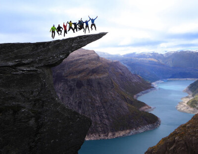 Trolltunga是一块“神奇”的岩石，位于挪威的Skjeggedal山。由于岩体伸出山崖很远，因其形似，又被称作“恶魔之舌”。这块岩石是许多户外爱好者的神往之地，人们可以选择坐缆车到达950米的地方，然后通过台阶或登山…