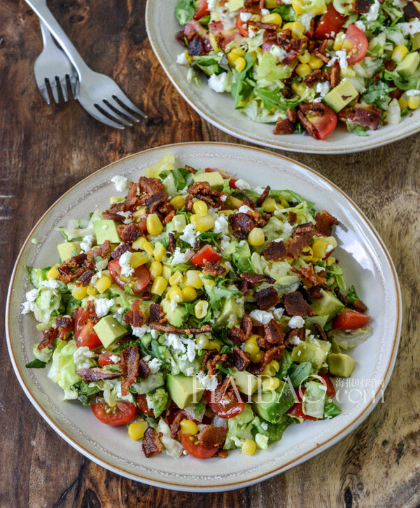 13款美味健康并且能够填饱肚子的创意沙拉——BLT Chopped Salad with Corn, Feta and Avocado BLT Salad大家应该有听说过吧？ B=Bacon (培根) ，L=Lettuce (莴苣) ，T=Tomato (番茄) ，而今天要介绍的这个版本则是切碎升级版，除了吃起来更方便之外，还额外加入了玉米粒、牛油果和芝士。由於材料比较丰富，因此酱汁会更偏向清爽简单，橄榄油、青柠汁加上适量盐和黑胡椒足矣，配墨西哥玉米片吃也很不错哦！