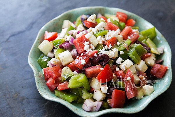 13款美味健康并且能够填饱肚子的创意沙拉——Greek Salad 希腊沙拉，在部分西餐厅都可以吃到，如果你想自己做，那么你需要准备Feta芝士碎末、黑橄榄、彩椒、洋葱、青瓜、番茄、现磨黑胡椒、胡萝卜、红酒醋，还有大蒜、柠檬汁和橄榄油。胡萝卜可以在超市香料区买到，用新鲜的或是干的都可以。