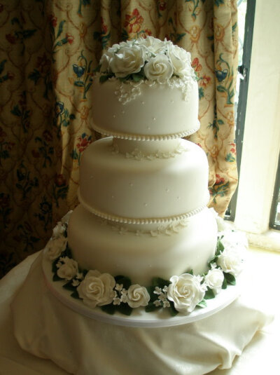 Delicate Blossoms wedding cake