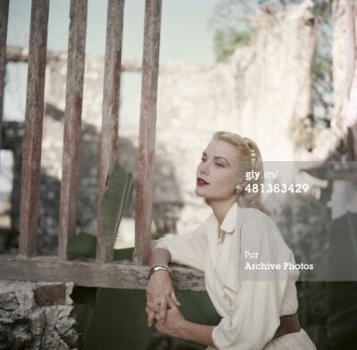 Can anybody find this pictures without watermarks and good-high quality? Many thanks!!! who was the photographer? 1955 is the date.