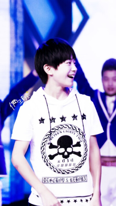 #易烊千玺#请记住这个笑起来有梨涡的男孩子@TFBOYS-易烊千玺，他十三岁，却优秀的让成年人都咂舌：年级第一，“全优生”，各种舞蹈技能满格，会书法变脸变魔术声音超苏举止优雅家教很棒，从小拿奖拿到手软。开了挂的…