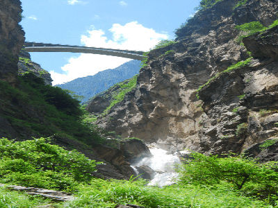 虎跳峡景区旅游，惊险无处不在。云南旅游景点大全http://yunnan.yilule.com/jingdian