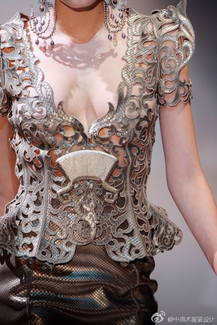 An armor like bodice for the Queen Regant（From Armani Prive）