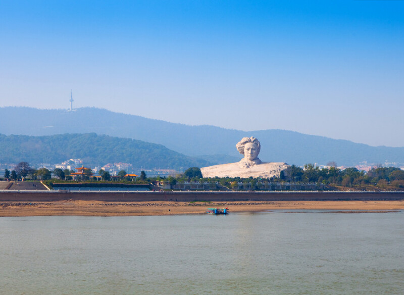 对于长沙旅游景点橘子洲的来历，有种种传说。 长沙旅游景点 http://changsha.yilule.com/jingdian