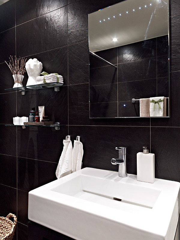 卫生间也是采用黑色系的白色洗手台显得很清爽