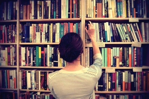 昨天是冰封记忆的一本书，今天是书写人生的一页纸。我们的悲剧在于，很多时候将昨天和今天本末倒置，沉浸于昨天的舞台，缅怀于过去的辉煌；迷茫于现实的脚步，困惑于路在何方。不管昨天有多风光荣耀，抑或苦涩不齿，都过去了，无可更改，无法再来。唯有重拾心情，重新上路，才是我们今天唯一的抉择。