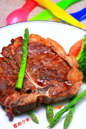 黑椒牛扒 黑椒牛扒的做法 ＋收藏 赞浏览：3收藏：0 分享到： 用料 T骨牛扒 黑胡椒粒 芦笋[图]芦笋 相克食物 胡萝卜[图]胡萝卜 相克食物 西蓝花 黄油[图]黄油 相克食物 盐 胡椒粉[图]胡椒粉 相克食物 红酒 做法 无步骤图 黑椒牛扒的做法图解1 1.洋葱切丝，胡萝卜改成枣核状，…http://www.huichike.com/caipu/635