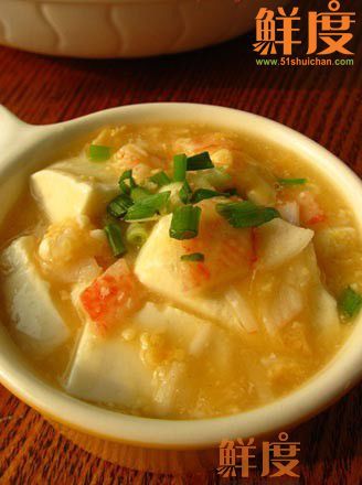 简单易做易消化蟹黄豆腐2 【蟹黄豆腐的做法】 1.将原材料准备好;豆腐切成小块，用放入少量盐的开水泡上五分钟 2.沥干水分;将咸蛋黄放入保鲜碗，用高火打一分钟 3.趁热用勺子压成泥沙状;在淀粉中加入…