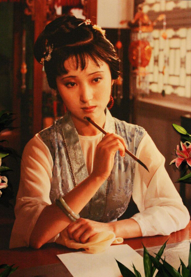 【黛玉情】气质非凡 林黛玉 咏白海棠 半卷湘帘半掩门,碾冰为土玉为盆