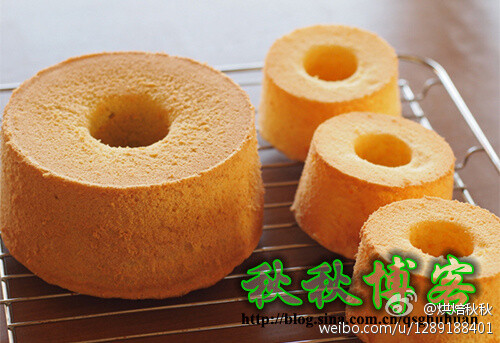 戚风蛋糕（CHIFFON CAKE）是1927年保险推销员哈利.贝克，在洛杉矶发明的。他将家里一间房间作为密室，一天烤制了40个以上的戚风。这种蛋糕轰动一时，使得无数名人也前来购买。但他将蛋糕的配方保密，20年间没有告诉任何人。1947年他将配方买给了《通用磨坊》，这才让外人知道了配方中使用了植物油。这个配方1948年5月被刊登在了《Better Homes and Garden Magazine》杂志上，引起了戚风的风潮。 戚与海没有明确的界定。但一般来说戚风要比海绵的水量多，面粉量少。海使用的是黄油，而戚使用的是植物油。在制作方法上，海是将蛋黄与蛋白霜混合后加入面粉，而戚是将面粉与蛋黄混合