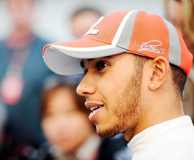 Lewis Hamilton（刘易斯·汉密尔顿）（1985-？），英国F1车手，毕业于剑桥大学艺术和科技学院，F1史上第一位黑人车手，成为F1史上首位夺取分站冠军的黑人车手。到2013赛季结束共22次F1分站赛冠军，31次杆位，2008年夺得年度冠军。效力于当时的迈凯轮车队。