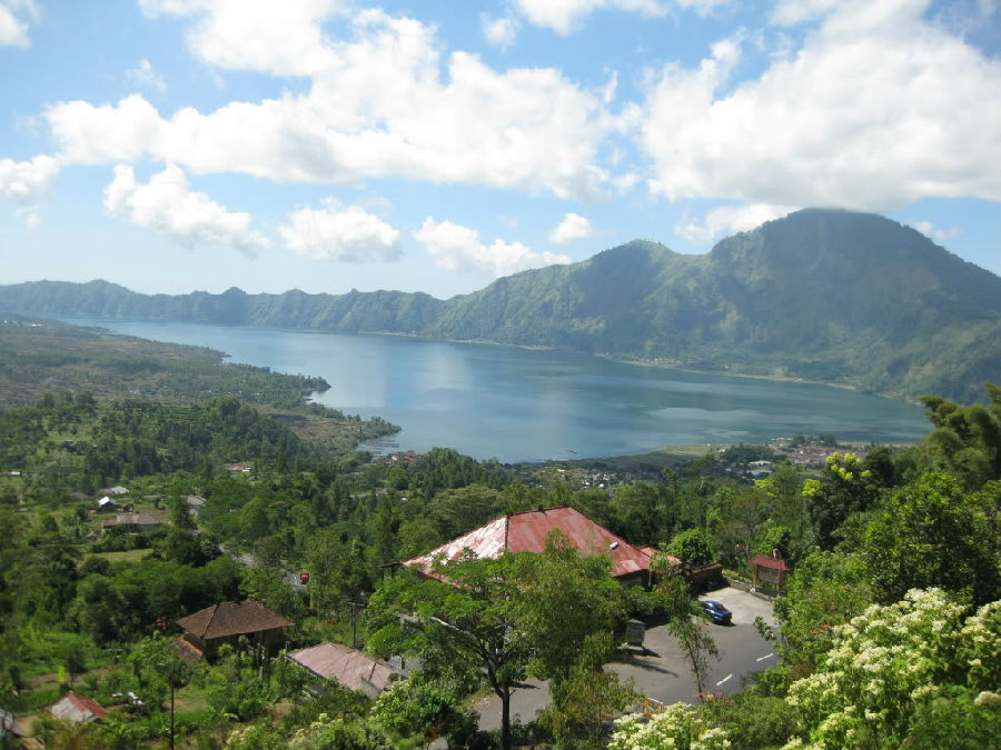  金打马尼火山（Kintamani）位于巴厘中部北边山区，离登巴（Denpasar）68公里。是以海拔1717米的巴图尔山（Batur）为中心的高原地区，也是印尼少有的清凉之地，适宜疗养。在京打马尼附近的山上有许多餐馆，你可以品尝到京打马尼当地特有的菜肴。 在京打马尼这个以海拔1，717米的巴都鲁山为中心的高原地区，是印尼少有的清凉…