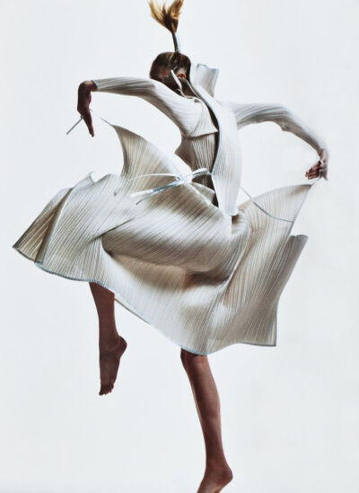 raquel zimmermann in vintage issey miyake, by david sims for v magazine no. 45 spring 2007.