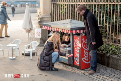 coca cola mini kiosks by ogilvy &amp;amp; mather berlin promote tiny coke cans