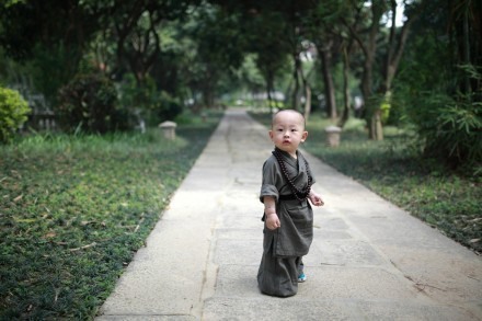 这是莫默momov在福州西禅寺给自己的儿子拍的一套超可爱的小和尚写真，不是真的出家当小和尚喔，大家一起换了一下吧。~