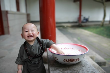 这是莫默momov在福州西禅寺给自己的儿子拍的一套超可爱的小和尚写真，不是真的出家当小和尚喔，大家一起换了一下吧。~