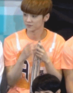 #鹿晗# 【GIF】140526 偶像运动会 cr:lulu0420lulu “应援棒怎么软绵绵的没撑住我！” 吓坏小可爱了