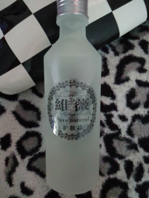 此次推荐的橄榄毛孔细致柔肤水 爽肤水，是去红血丝痘印痘疤上佳品。 美白、紧致毛孔、修复红血丝、痘印、痘疤都起到比较明显的效果。