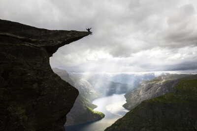 Trolltunga是一块“神奇”的岩石，位于挪威的Skjeggedal山。由于岩体伸出山崖很远，因其形似，又被称作“恶魔之舌”。这块岩石是许多户外爱好者的神往之地，人们可以选择坐缆车到达950米的地方，然后通过台阶或登山…