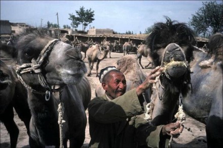 1979-1980年的新疆。日本摄影师久保田博二 为了拍摄中国，经过数年的努力才获得官方准许。1979至1984年，久保田博二在中国的拍摄旅途长达1000天，积累下超过20万照片，最终在1985年完成了当时最出色的一本记录中国的摄影画册——《China》。