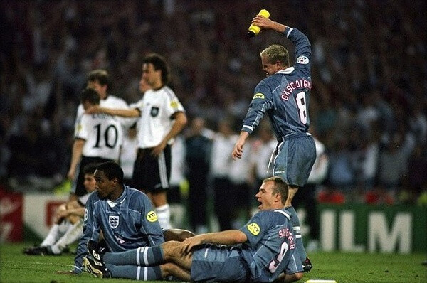 1996年欧洲杯半决赛，东道主英格兰点球不敌德国队。加斯科因气急败坏，怒摔水瓶。