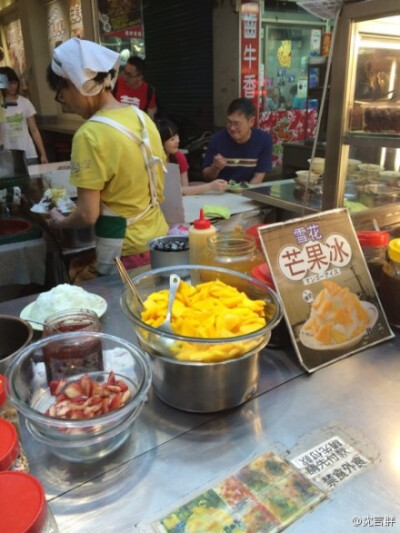 饶河街观光夜市是吃货觅食的好去处。从入口处大名鼎鼎的胡椒饼开始，爆浆玉子烧、排骨酥、药炖排骨、焗烤马铃薯等，古早味与创意小吃应有尽有。令人赞叹的好味道，让吃货们吃到扶墙也停不下！可搭台铁至松山站或公车…