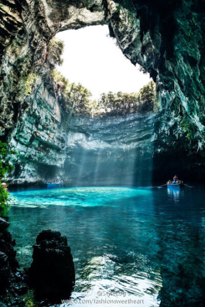 希腊 Melissani 洞穴，当阳光照射下来时，光线会撞击在群青色的水面上，再变成蓝色的光芒反射到洞穴周边。