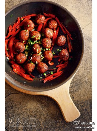 【烧汁藕圆】 1 将藕和香菇清洗干净，控水。藕去除外皮，用擦床擦成细丝；香菇也擦成细丝；小葱和姜切末，备用。2 擦好的藕丝和香菇丝，用手将其中的水分挤出，加入盐（半茶匙）、淀粉、老抽（半汤匙）、葱末、姜末调和在一起，和匀，腌制20分钟。3 将腌制好的混合丝用手团成适当大小的丸子。锅中坐水，水开后，将丸子放入其中煮到八成熟，控水备用。4 将糖、剩下的老抽和盐、生抽、黑胡椒碎，加入适量的水，调和成汁备用。5 取不粘锅，放入植物油，待油温达到4成热，将花椒放入其中，爆香后，将花椒捞出，放入丸子，小火煎到金黄。6 之后倒入勾兑好的汁，改中火，最后放入红椒丝煸炒几下即可出锅。