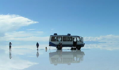 乌尤尼盐沼(Uyuni Salt Flat)，位于玻利维亚西南部天空之镜的乌尤尼小镇附近，是世界最大的盐沼，东西大约长250公里，南北宽约100公里，面积达10582平方公里，盛产岩盐、石膏。这里拥有“世界第一大盐湖”的称号，据…