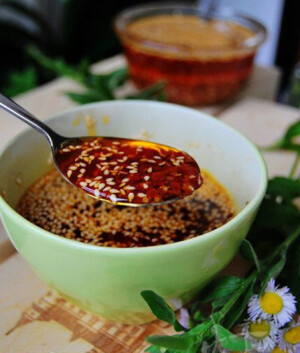 麻辣红油 食材：300g辣椒面、适量油、适量盐、适量糖、适量醋、适量葱姜蒜、适量八角 做法： 1)姜切丝，蒜切片，葱切段 2)八角、桂皮、香叶、花椒冲洗干净，晾干水分 3)辣椒面、芝麻、盐和糖盛装在无水耐热的碗内 4)起油锅，放宽油，冷油下入葱姜蒜、八角、桂皮、香叶、花椒，小火慢炸；至葱姜蒜变黄，香味飘出，捞出油内所…