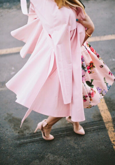 [街拍]Floral Fancies: pink also can be elegant：以前总觉得粉色就是可爱的代名词，看到这身打扮，粉底碎花的连衣裙+粉色的风衣+粉色的细跟鞋，尽管只是一个背影，却觉得是那么的优雅~~~曦