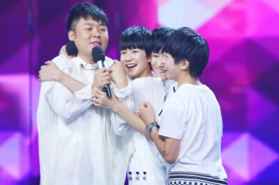 #TFBOYS快乐大本营追梦首秀# 凯源玺8P 修着三个少年的图才发现 真的这样的场面太美好太美好 没法用语言形容这种感觉 下一个十年也要一直一直在一起好吗