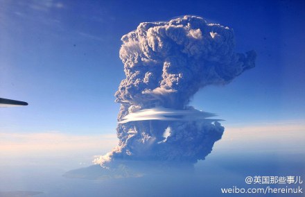 印尼又一座火山大爆发... 火山云灰被喷到2万多米高... 正好旁边经过的一架客机上的一个摄影师拍下了这几个超壮观的照片。。 。