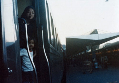 摄影师 Chino Otsuka 制作了一系列时间旅行照片。她将自己成年后的照片 PS 进童年旧照。看起来就像是回到了过去，与童年时的自己在一起。 Otsuka 对于她的这个 Imagine Finding Me 系列，解释到：数字程序就像时光机，借助这个工具我踏上了回到过去的旅程，成了自己成长史的游客。