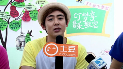 #Nichkhun# #尼坤#【140529 CJ梦享音乐教室】 Khunnie：我觉得很开心 我来这里是为了带给孩子们希望和鼓励 让他们追寻自己的梦想 但同时他们也给了我鼓励与希望 让我变得更好 更好的完成自己的工作 因为之前有过很多…