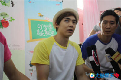 【新闻】140530#Nichkhun# 140529湖北红安CJ梦享教室公益活动 新闻链接：http://t.cn/RvtfAEr 尼坤和孩子们一起玩游戏，聊梦想，说自己以前的梦想是当科学家，可是发现自己的成绩并不好才放弃了，他希望给孩子们带去…