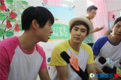 【新闻】140530#Nichkhun# 140529湖北红安CJ梦享教室公益活动 新闻链接：http://t.cn/RvtfAEr 尼坤和孩子们一起玩游戏，聊梦想，说自己以前的梦想是当科学家，可是发现自己的成绩并不好才放弃了，他希望给孩子们带去…