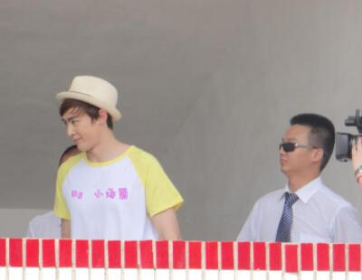 【KS独家】140530#Nichkhun#140529 湖北红安 CJ梦享音乐教室慈善活动图 8p. cr:小汤圆 #Nichkhun宁静致远 微笑面对# 哥哥好暖的说，小朋友表演节目的时候，一直伸着脑袋在后面看，皮皮就一直伸着脑袋看小哥…