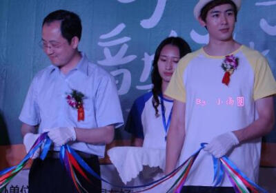 【KS独家】140530#Nichkhun#140529 湖北红安 CJ梦享音乐教室慈善活动图 8p. cr:小汤圆 #Nichkhun宁静致远 微笑面对# 哥哥好暖的说，小朋友表演节目的时候，一直伸着脑袋在后面看，皮皮就一直伸着脑袋看小哥…