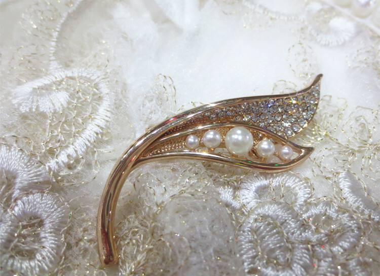 珍珠水钻树叶胸针丝巾围巾搭配