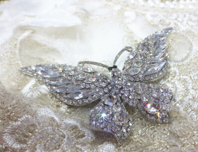 超精致丝巾围巾搭配蝴蝶展翅胸针水钻闪亮